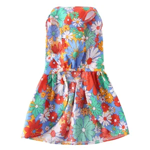 Détail de la robe d'été colorée à fleurs pour animaux, tissu respirant, vêtement mignon.