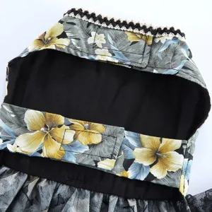 Détail de robe de chien à fleurs avec imprimé tropical, bordure en dentelle et velcro.