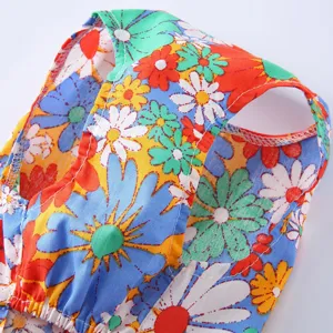 Détail de robe pour animal de compagnie imprimé floral respirant, vêtement d'été pour chien.