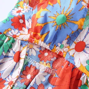 Gros plan du tissu de la robe pour animal à fleurs colorées, coutures et fronces.