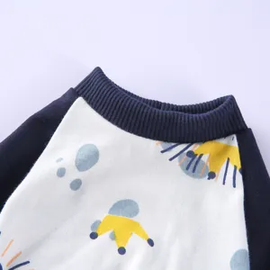 Detailaufnahme des gerippten Ausschnitts eines weichen Baumwoll-Haustierpyjamas
