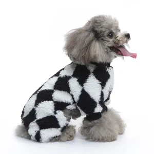 Dettaglio di pigiama in pile per cani con motivo a quadretti nero e bianco quattro zampe.