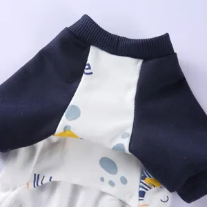 Detailaufnahme von blau-weißem Baumwoll-Schlafanzug für Haustiere mit Rippstrick-Ausschnitt.