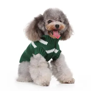 Pull tricoté vert pour animal de compagnie col roulé, détail vêtements chien.