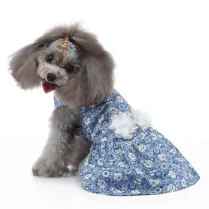 Jolie robe de chien florale pour l'été, jupe pour chiot fine et respirante avec des fleurs.