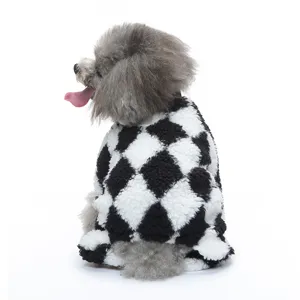 Simpatica tuta in pile a scacchi bianco e nero per animali, caldo pigiama per cani in inverno.