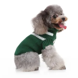 Gros plan détaillé du pull pour animal en tricot vert foncé avec des rayures blanches.