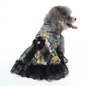 Jolie robe de chien à fleurs avec nœud noir et dentelle, parfaite pour mariage et fête.