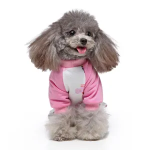 Detailansicht eines rosa bedruckten Hunde-Schlafanzugs aus Baumwolle am Modell.