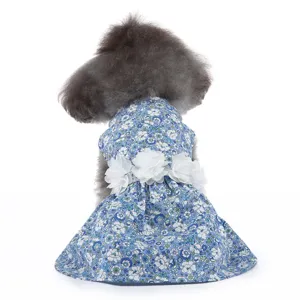 Vue arrière détaillée d'une jolie robe pour chien à fleurs bleues avec décor floral blanc.