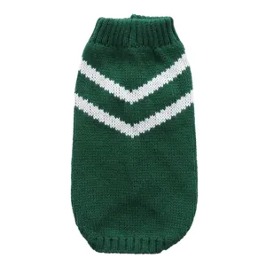 Détail de pull pour animal en tricot vert avec bandes chevron blanches et col haut chaud.