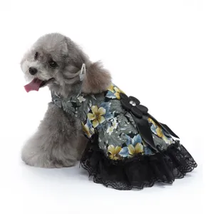 Vue de détail d'une robe élégante pour chien avec imprimé floral, bordure en dentelle noire et nœud.
