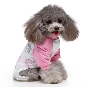 Detailansicht des pinkfarbenen Hunde-Schlafanzugs mit Tiermuster auf einem Pudel.