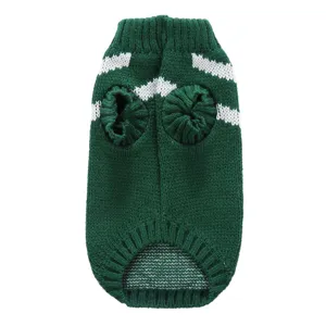 Vue détaillée du pull tricoté vert pour animal, rayures blanches, col roulé chien.