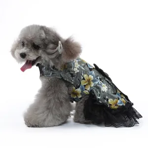 Détail de robe de chien florale mignonne avec imprimé tropical, dentelle noire et nœud.