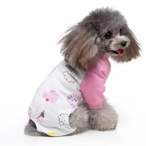 Detailansicht der rosa-weißen Baumwoll-Haustierpyjamas mit süßen Cartoon-Drucken
