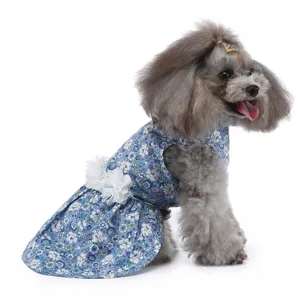 Gros plan détail de la robe pour animal de compagnie en tissu floral avec fleurs blanches.