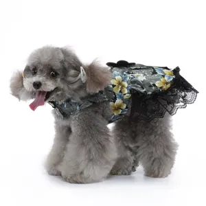 Robe pour chien à fleurs avec bordure en dentelle noire et nœud, vêtement princesse élégant.