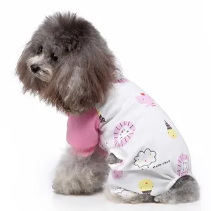 Seitenansicht eines Pudels in atmungsaktivem Hundepyjama aus Baumwolle mit Druck