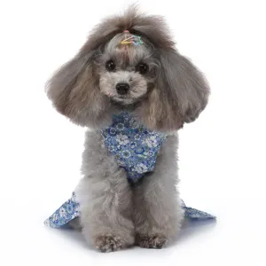 Détail de jolie robe de animal à fleurs bleues, tissu fin respirant pour chiens et chats.