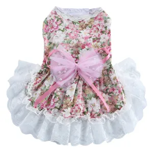 Robe de princesse fleurie pour chien avec bordure en dentelle et nœud papillon détails.