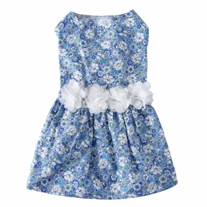 Jolie robe bleue a fleurs pour animal avec fleurs blanches, vetement d'ete chat et chien.