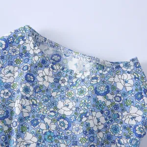 Détail en gros plan de l'encolure de la robe pour animal floral, vêtement d'été respirant.