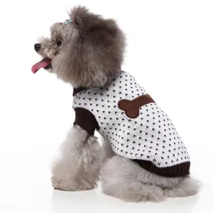 Gros plan detaille d un chien portant un pull en tricot blanc avec motif d os marron hiver.