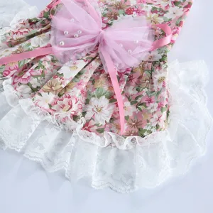 Vue détaillée de la robe pour chien style princesse avec imprimé floral et nœud rose en dentelle.