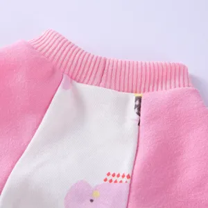 Detailaufnahme des gerippten Ausschnitts eines weichen rosa Haustier-Schlafanzugs