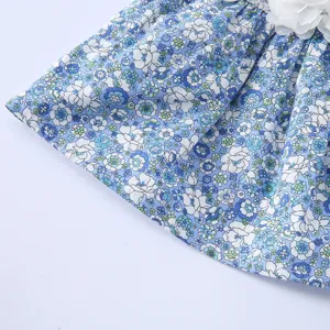 Détail de robe florale pour animal, jupe d'été respirante pour chien avec jolie fleur.