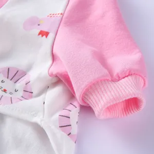 Detailansicht der rosa Rippbündchen und Baumwollstoff eines Haustier-Schlafanzugs.