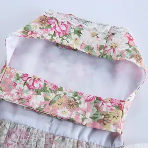 Jolie robe pour chien à motifs floraux avec bordure en dentelle et fermeture velcro.
