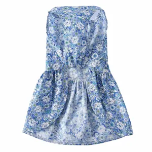 Détail de robe pour animal à motif floral bleu, tissu fin respirant avec jolie jupe.