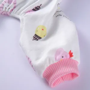 Detailaufnahme eines Baumwoll-Schlafanzugs für Haustiere mit rosa gestreiftem Bündchen.
