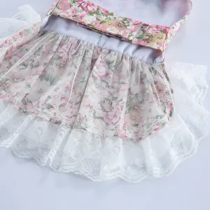 Robe pour chien de compagnie à fleurs style princesse avec détail de jupe en dentelle blanche.