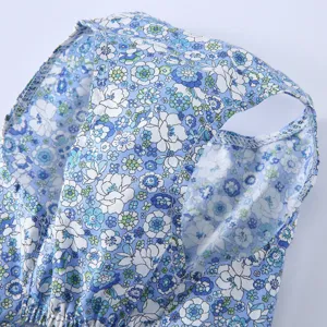 Détail de robe pour animal de compagnie à fleurs bleues, tissu léger et respirant, gros plan.