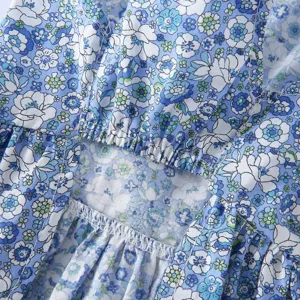 Gros plan sur le tissu de la robe pour animal à fleurs bleues, coutures fines.