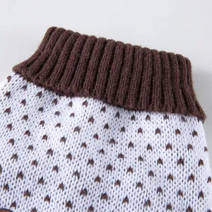 Gros plan des details du col de pull pour animaux, col roule cotele et tricot a motif.