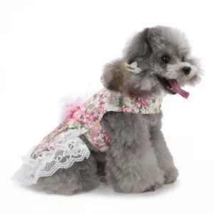 Vue détaillée de la jolie robe de chien de compagnie florale style princesse avec dentelle.