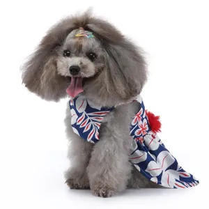 Détail de robe d'été pour animal avec imprimé floral tropical et tissu léger pour petits chiens.