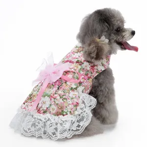 Jolie robe de chien à fleurs roses avec dentelle et beau nœud pour petite princesse mignonne.