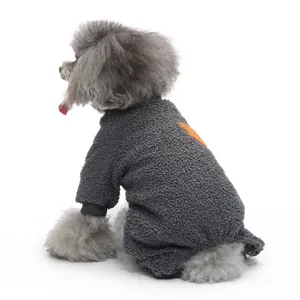 Vista dettaglio pigiama cane in pile grigio, tutina quattro zampe abbigliamento comodo