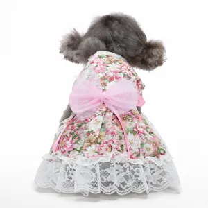 Robe de chien rose à fleurs avec grand nœud en tulle et ourlet en dentelle pour fête.