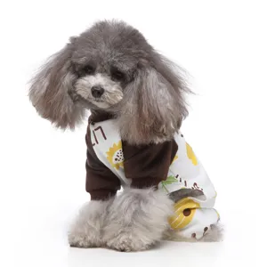 Detaillierte Nahaufnahme des lässigen Baumwoll-Schlafanzugs mit Sonnenblumen für kleine Hunde