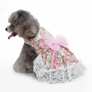 Vue détaillée de la robe pour animal à fleurs roses avec bordure en dentelle blanche.