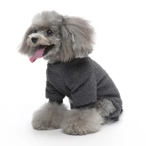 Pigiama per cani in pile grigio quattro zampe abbigliamento termico morbido dettaglio.
