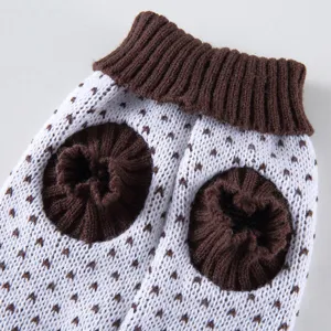 Vue rapprochée de la texture en tricot du pull pour animaux, col roulé douillet et poignets chauds.