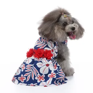 Détail de robe d'été pour chien à fleurs avec tissu tropical bleu et fleurs de taille rouges.