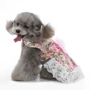 Chic robe pour chien à motif floral avec bordure en dentelle et joli nœud papillon.